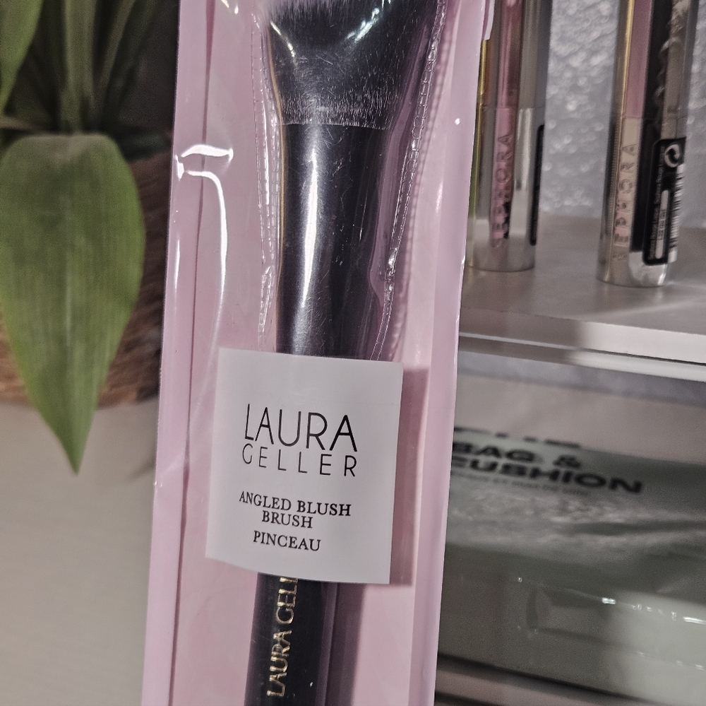 Laura Geller Angled Blush Brush - Black - Picture 8 of 10